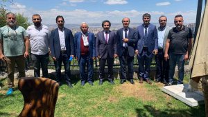 Cumhurbaşkanı Başdanışmanı Küçükyılmaz Kayseri'de gazete sahipleriyle buluştu