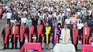 ERÜ Edebiyat Fakültesi'nde mezuniyet coşkusu yaşandı