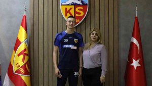 Kayserispor'da Mehmet Şamil Öztürk profesyonel imzayı attı