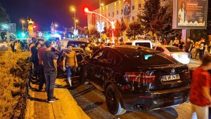 Kaza yapan otomobil sürücüsü muhabire saldırdı