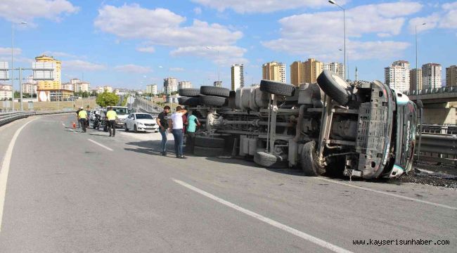 Mıcır yüklü kamyon devrildi: 1 yaralı