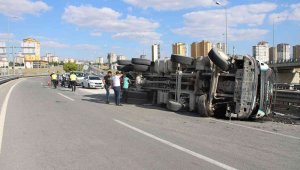 Mıcır yüklü kamyon devrildi: 1 yaralı