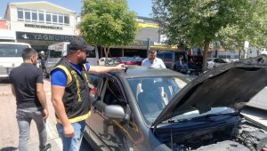 Oto hırsızlık polisleri oto pazarını denetledi