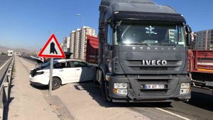 Otomobile çarpan tır makasladı: 2 yaralı