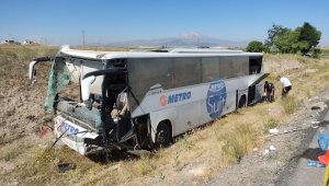 Yolcu otobüsü yoldan çıktı: 1'i ağır 17 yaralı