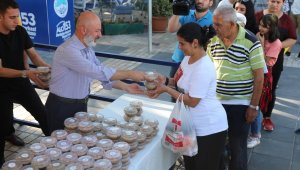 Başkan Çolakbayrakdar, vatandaşlara aşure dağıttı