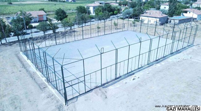 Develi'de kırsal mahallelerdeki halı saha yapım çalışmaları devam ediyor