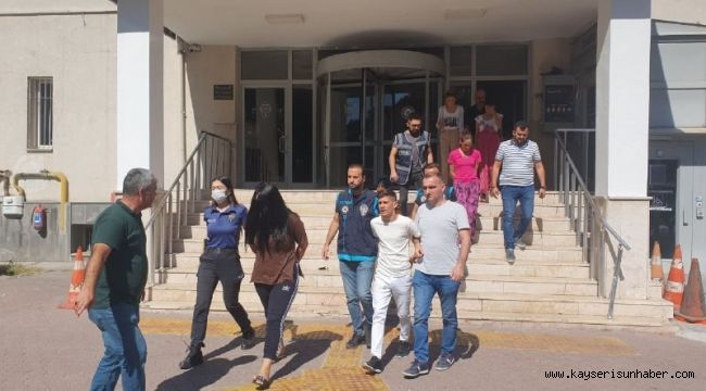 Ev faresi kadınlar önce kameraya sonra polise yakalandı