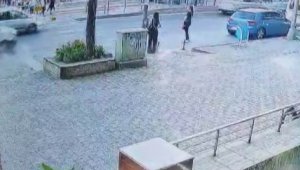 Otomobilin çarptığı genç kadın metrelerce savruldu