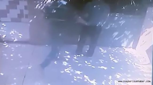 Bina görevlisini sırtından bıçakladı