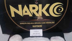 Çekici üzerindeki otomobilde 5 kilo uyuşturucu ele geçirildi