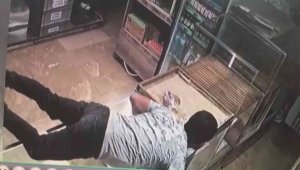 Güçlükle ulaştığı sadaka kutusunu böyle çaldı