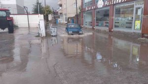 Tomarza'da yağmur sonrası yollar göle döndü