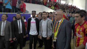 Kayserisporlu futbolcular lise öğrencileriyle buluştu