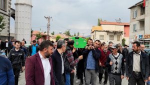 Komşusunun 20 bıçak darbesiyle öldürdüğü kadın toprağa verildi