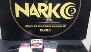 Otomobilden 1 kilo 250 gram uyuşturucu çıktı