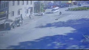 Park halindeyken hareket eden iş makinası duvara çarparak durabildi