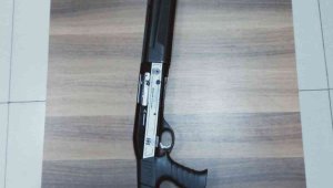 Şüpheli araçtan ruhsatsız av tüfeği çıktı