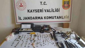 Trafik kontrolünde aranan otomobilden tarihi eser çıktı