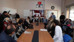 Başkan Büyükkılıç ve Vali Çiçek öğretmenlerle buluştu, öğrencilerle kucaklaştı