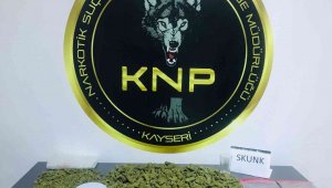 Polis uyuşturucu tacirini nefes kesen kovalamaca sonucu yakaladı