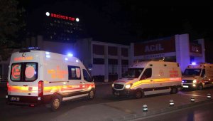 Sağlık ekibine yardım için giden ekipleri bıçakladı: 1'i bekçi 3'ü polis 4 yaralı