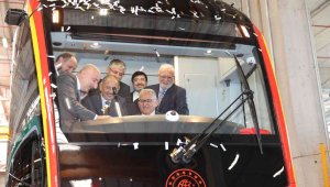 Tramvay hattının ilk aracının örtüsü kaldırıldı