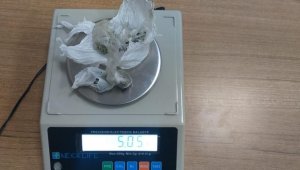 Uyuşturucuyu aracın altına attı, Güven Timleri'nden kaçamadı