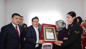 Vali Çiçek şehit ailesine 'Şehadet Beratını' takdim etti