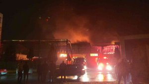 Kayseri'de çelik kapı fabrikasında büyük yangın