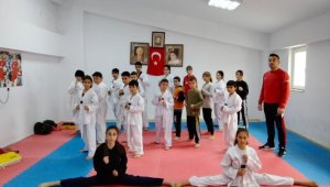 Mahalledeki çocuklar için kulüp binasını spor salonuna çevirdiler