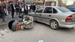 Motosiklet, otomobile çarptı: 1 yaralı