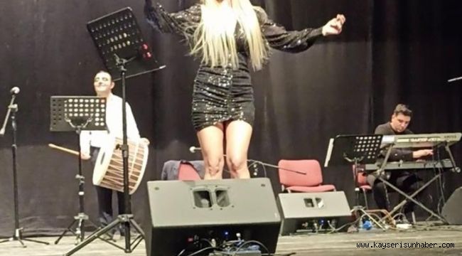 Müzik öğretmeni sokak hayvanları için koro kurup, konser verdi