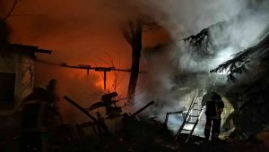 Odunlukta çıkan yangın 2 eve hasar verdi