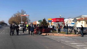 Otomobiller çarpıştı: 2 yaralı