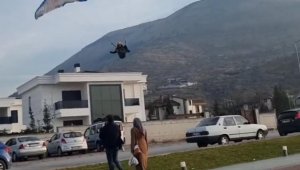 Paraşütçü inişe geçtiği sırada 20 metre yükseklikten böyle düştü