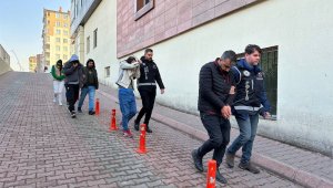 Sahte parayla akaryakıt istasyonundan alışveriş yaptılar, yakayı ele verdiler