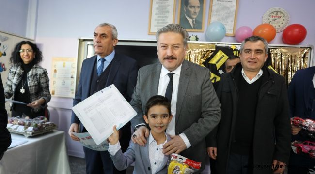 Başkan Palancıoğlu, öğrencilerin karne heyecanına ortak oldu