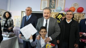 Başkan Palancıoğlu, öğrencilerin karne heyecanına ortak oldu