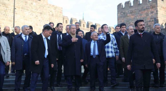 Büyükkılıç, Bakan Akar ile Tarihi Kalede Vatandaşlarla Buluştu