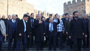 Büyükkılıç, Bakan Akar ile Tarihi Kalede Vatandaşlarla Buluştu