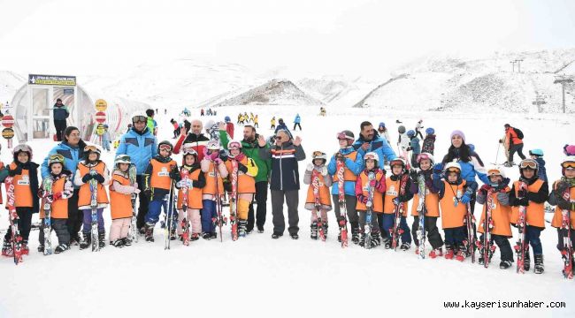 Erciyes Kayak Okulu'nda 7'den 70'e Herkes Kayak Öğreniyor