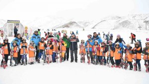 Erciyes Kayak Okulu'nda 7'den 70'e Herkes Kayak Öğreniyor