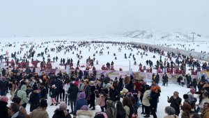 Erciyes'te kar bereketi: Binlerce turist pistleri doldurdu