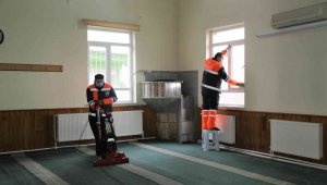 Melikgazi'nin Camileri Son Teknolojik Araçlarla Temizleniyor