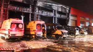 Oto servisinde yangın çıktı, 10 araç alev alev yandı