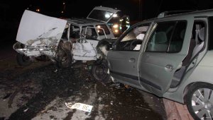 Otomobiller kafa kafaya çarpıştı: 5 yaralı