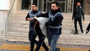 Polisten kaçmak için dolabın üzerinde bavulların arkasına saklandı