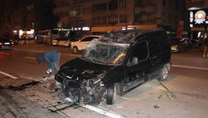 Refüje çarpan ticari araç takla attı