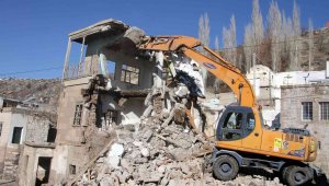 Talas kırsalında metruk binalar yıkılıyor